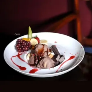 بستنی شکلاتی ( با تکه های میوه ) — فست فود ژیوان