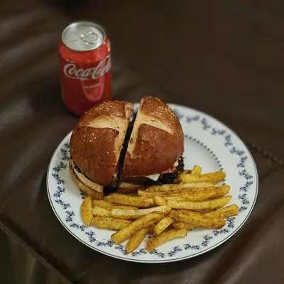 بیکن برگر — کافه زی