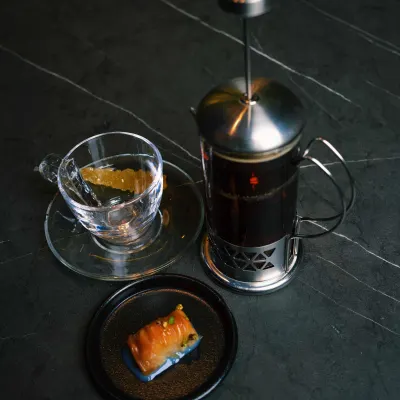 چای هل و دارچین — کافه بلزا