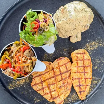 استیک مرغ مخصوص ژیوان با مرینت مخصوص سرآشپز — فست فود ژیوان