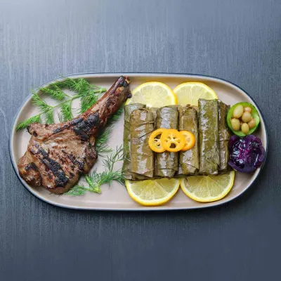 9 عدد دلمه برگ مو ترش با یک لیگ شیشلیگ — دولمز