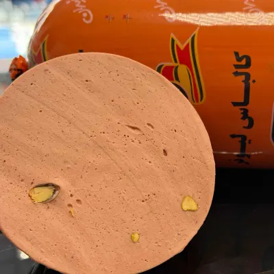 کالباس لیونر پسته دار (رباطی) مفیدان — یونیک پروتیئن و ساندویچ سرد نــورا